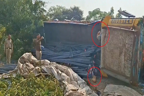 छड़ की आड़ में गांजा तस्करी, ट्रक पलटने के बाद हुआ खुलासा..