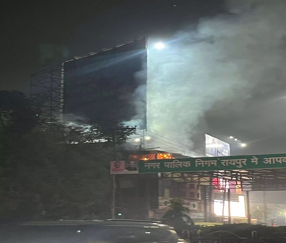 रायपुर में भगत सिंह चौक की दुकान में भीषण आग