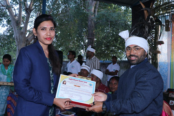 औषधीय खोज यात्रा में कांकेर कलेक्टर ने किया जिले की व्याख्याता समीक्षा गायकवाड़ को सम्मानित