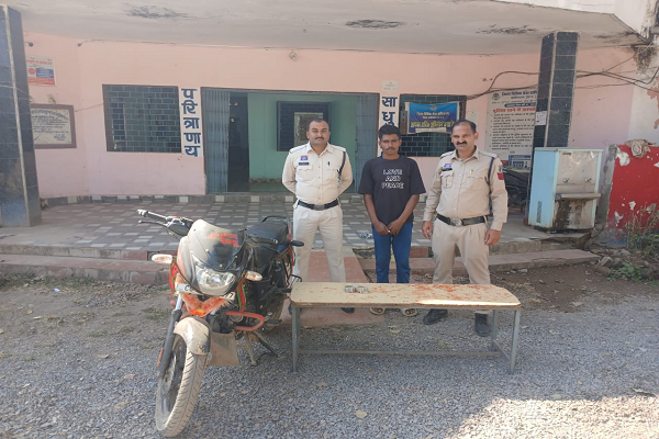 कबीरधाम पुलिस ने नाबालिग से लूट के आरोपी को मोटरसाइकिल व चांदी के लच्छा सहित किया गिरफ्तार