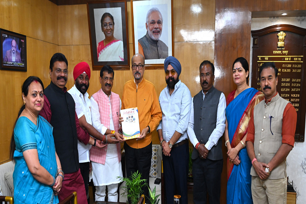 राज्यपाल श्री रमेन डेका को स्वदेशी मेले के लिए न्यौता