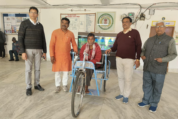 महोरा निवासी 79 वर्ष के दिव्यांग को मिली निःशुल्क ट्रायसाइकिल