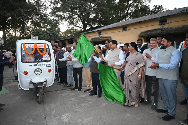 डोर-टू-डोर अपशिष्ट संग्रहण कार्य में ई-रिक्शों के उपयोग से स्वच्छता दीदियों को होगी श्रम व समय की बचत : उद्योग मंत्री श्री देवांगन