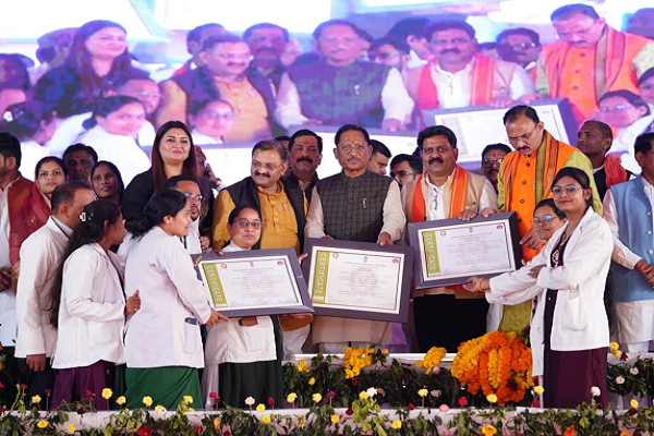 शासन के 2 वर्ष : जनविश्वास से जनकल्याण तक - शासन की जनकल्याणकारी योजनाओं से समग्र विकास की ओर तेजी से आगे बढ़ रहा है छत्तीसगढ़ - मुख्यमंत्री श्री विष्णु देव साय