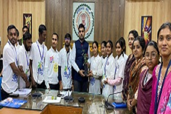 कलेक्टर से युवोदय स्वयंसेवियों ने की सौजन्य भेंट