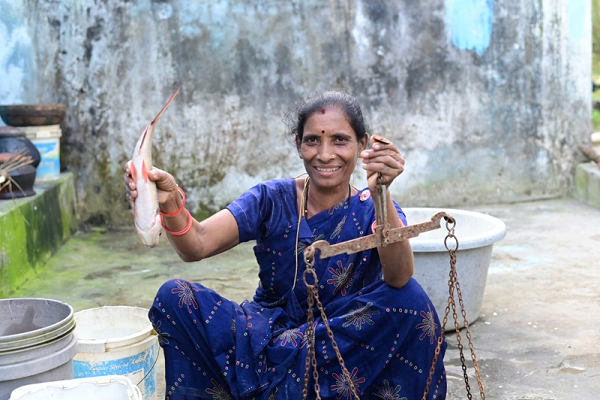 बिहान से बदली तक़दीर- मछली पालन से समृद्ध की राह पर फुलबती मरकाम