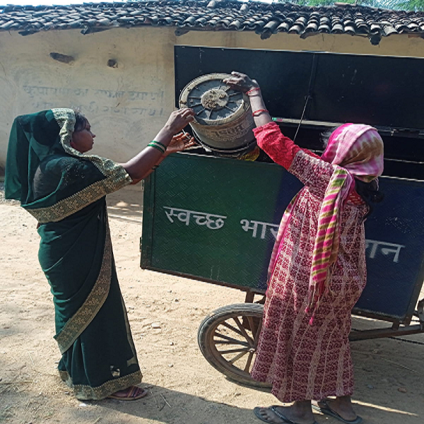स्वच्छता दीदी द्वारा ग्रामीण क्षेत्रों में किया जा रहा है डोर टू डोर कचरा संग्रहण