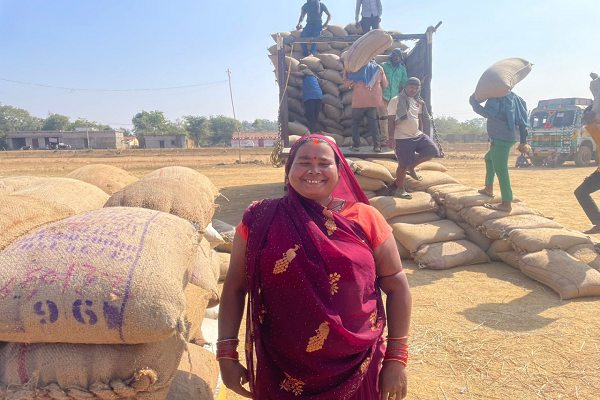 धान खरीदी केंद्रों पर महिला किसानों की सशक्त भागीदारी