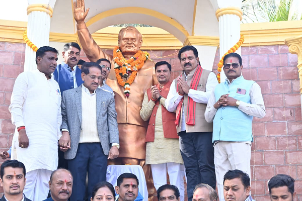 भारतरत्न श्री अटल बिहारी वाजपेयी जी की जयंती पर उप मुख्यमंत्री श्री विजय शर्मा ने उनकी प्रतिमा पर माल्यार्पण कर अर्पित किए श्रद्धासुमन  