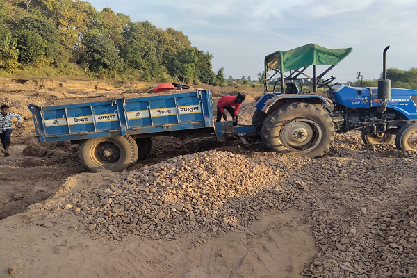 अवैध रेत उत्खनन पर सख्त कार्रवाई 5 ट्रैक्टर ट्रॉलियों को मौके पर किया गया जब्त