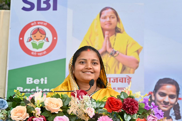  रायपुर : मंत्री श्रीमती लक्ष्मी राजवाड़े ने बालिकाओं को साइकिल वितरण कर बढ़ाया उत्साह