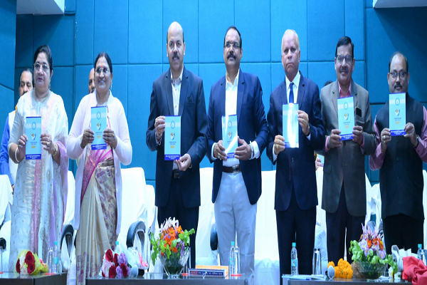  रायपुर : कृषि महाविद्यालय, रायपुर में नव वर्ष मिलन समारोह आयोजित : सह सेवानिवृत्त वैज्ञानिकों, प्राध्यापकों का सम्मान भी किया गया 