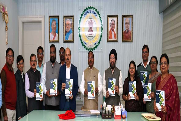  रायपुर : कृषि मंत्री ने कृषि विश्वविद्यालय द्वारा प्रकाशित कृषि दर्शिका 2026 का किया विमोचन