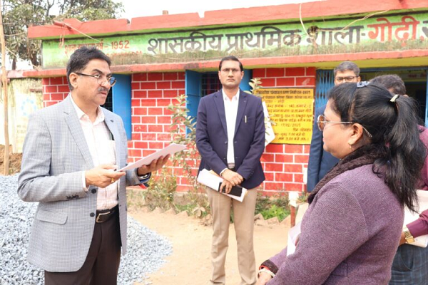 आयुक्त एवं रोल ऑब्जर्वर ने विभिन्न मतदान केंद्रों का किया निरीक्षण