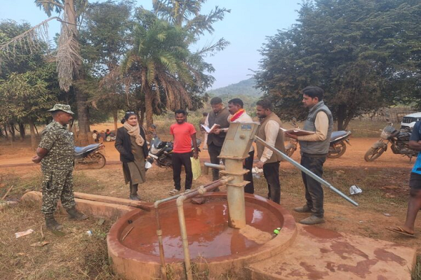 जिले के अंतिम छोर पर बसे ग्राम आदिंगपार और धुरबेड़ा पहुंचने वाली पहली कलेक्टर नम्रता जैन