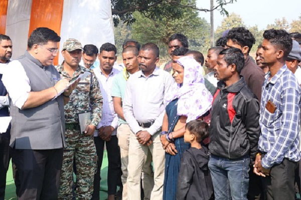 पीवीटीजी गांव में ग्रामीणों के बीच कलेक्टर की लगी चौपाल