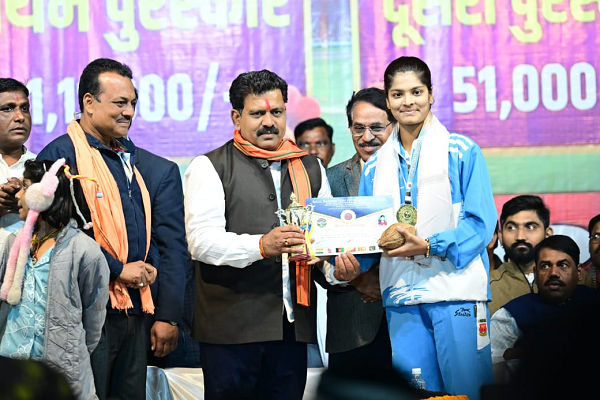 विजय शर्मा ने बैडमिंटन चैंपियनशिप जीतने वाली रिया का सम्मान किया