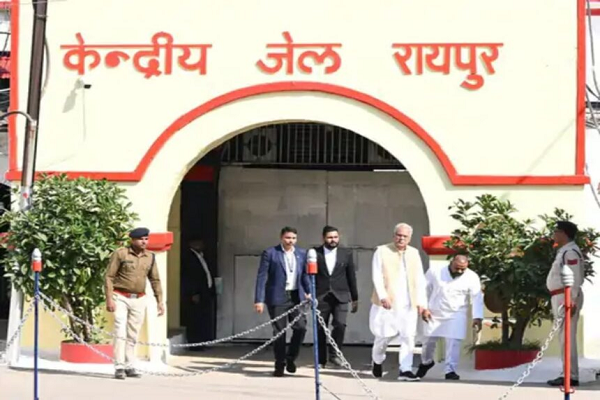 लखमा से मिलने जेल पहुंचे भूपेश, बोले&ndash; निर्दोष को एक साल से बंद रखा गया