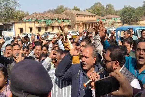 शिक्षकों की मांगों को लेकर जेडी कार्यालय का घेराव, VSK ऐप का विरोध