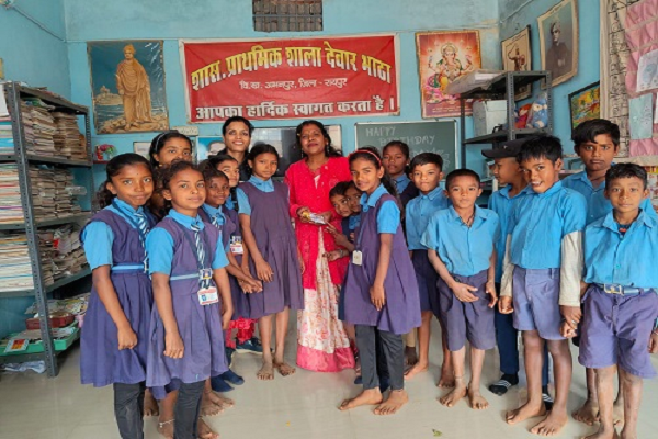 प्रोजेक्ट आओ बाँटें खुशियाँ : शासकीय कर्मचारी बच्चों संग साझा कर रहे हैं खुशियाँ