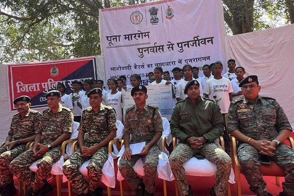 सुकमा में 26 माओवादियों का आत्मसमर्पण, 64 लाख का इनाम था घोषित