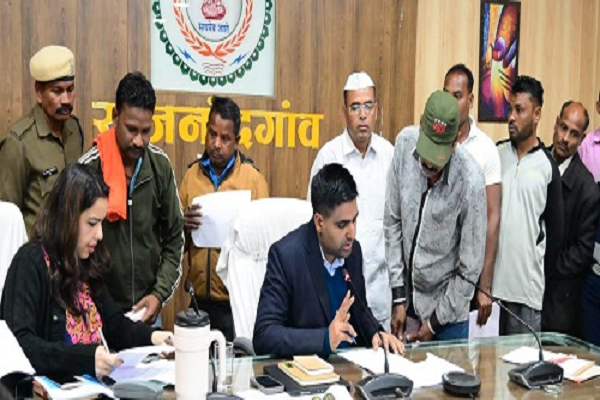 कलेक्टर ने जनदर्शन में पहुंचे जनसामान्य की समस्याओं को संवेदनशीलतापूर्वक सुना