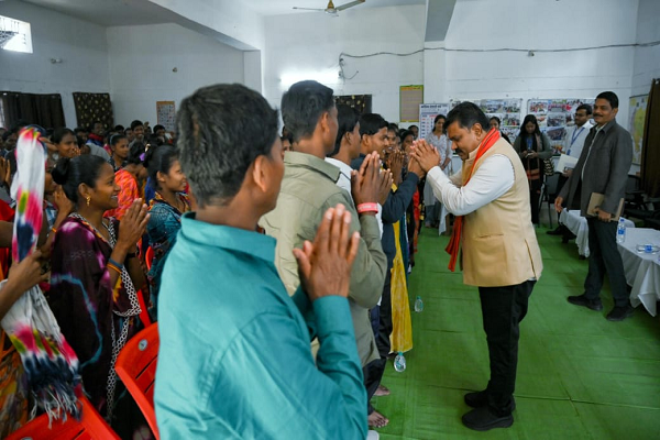  रायपुर : पुनर्वासित युवाओं के साथ उपमुख्यमंत्री श्री विजय शर्मा ने किया आत्मीय संवाद, साथ बैठकर किया सुबह का नाश्ता