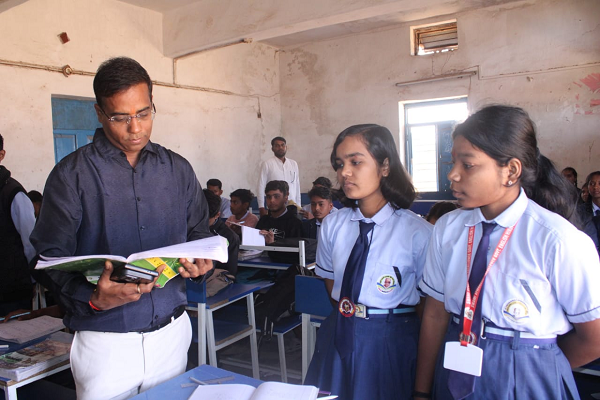 कलेक्टर ने भटगांव और बेलटिकरी के हाईस्कूल और हायर सेकेंडरी स्कूल का किया निरीक्षण