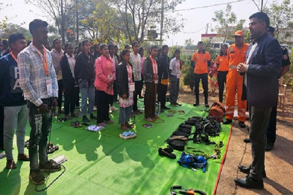 कलेक्टर ने आरसेटी बरगा पहुंचकर आपदा मित्र प्रशिक्षणार्थियों से मुलाकात की