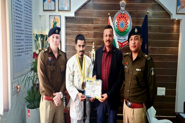 पुलिस अधीक्षक ने राष्ट्रीय खेल में उत्कृष्ट प्रदर्शन करने वाले खिलाड़ी हिम्मत साहू को किया सम्मानित&rdquo;.     