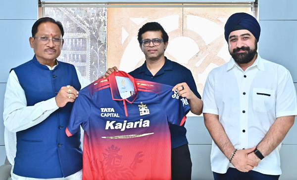 छत्तीसगढ़ में आईपीएल की तैयारी: मुख्यमंत्री श्री साय को आरसीबी का जर्सी भेंट   