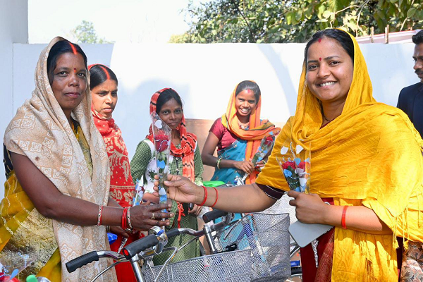 मंत्री लक्ष्मी राजवाड़े गांव&ndash;बस्ती चलो अभियान के तहत भटगांव विधानसभा के महावीरपुर और संजय नगर पहुँचीं  