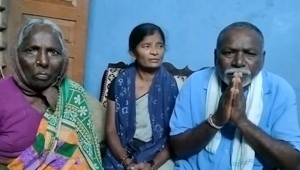  गरियाबंद के जंगल में शेष बचे नक्सलियों को घर वापसी की पुकार, परिजनों की भावुक अपील का वीडियो आया सामने