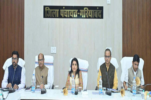 पंचायत एवं ग्रामीण विकास विभाग की प्रमुख सचिव निहारिका बारिक ने गरियाबंद में जिला स्तरीय अधिकारियों की समीक्षा बैठक ली