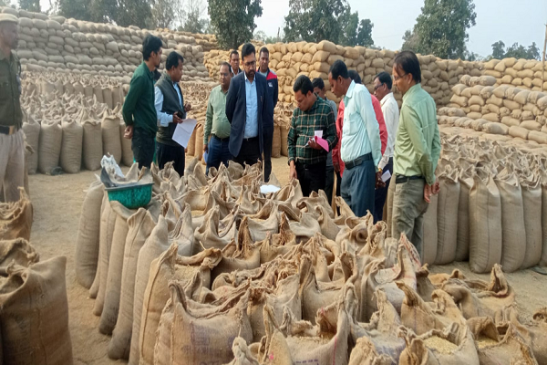कलेक्टर श्री विनय कुमार लंगेह ने धान खरीदी केंद्र कुरचुंडी एवं तेन्दूकोना का किया औचक निरीक्षण