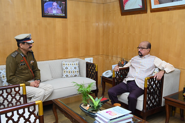 राज्यपाल श्री डेका से नवनियुक्त पुलिस कमिश्नर श्री शुक्ला ने की सौजन्य भेंट
