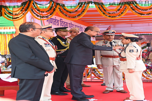 राज्यपाल ने गणतंत्र दिवस समारोह में वीरता, शौर्य एवं उत्कृष्ट सेवा के लिए किया सम्मानित
