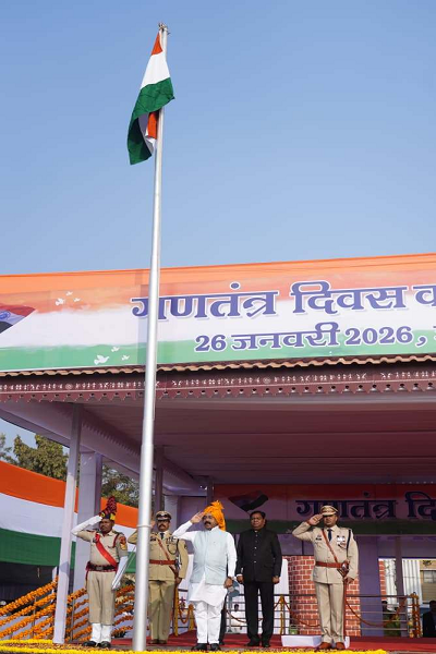 उपमुख्यमंत्री श्री अरुण साव ने जगदलपुर के लालबाग मैदान में राष्ट्रीय ध्वज फहराकर ली परेड की सलामी