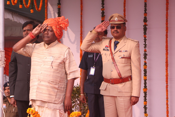 77वां गणतंत्र दिवस पर सूरजपुर में सांसद श्री चिंतामणी महाराज ने फहराया राष्ट्रीय ध्वज