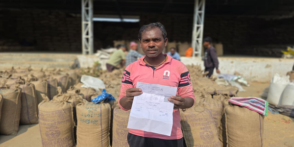 डिजिटल तकनीक से धान विक्रय हुआ आसान, किसान ज्योति प्रकाश ने घर बैठे काटा टोकन