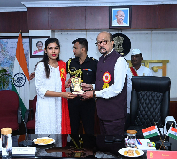  राज्यपाल रमेन डेका के हाथों सम्मानित हुई व्याख्याता समीक्षा गायकवाड़