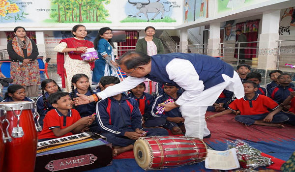 दिव्यांग बच्चों के बीच पहुंचे मुख्यमंत्री श्री साय 