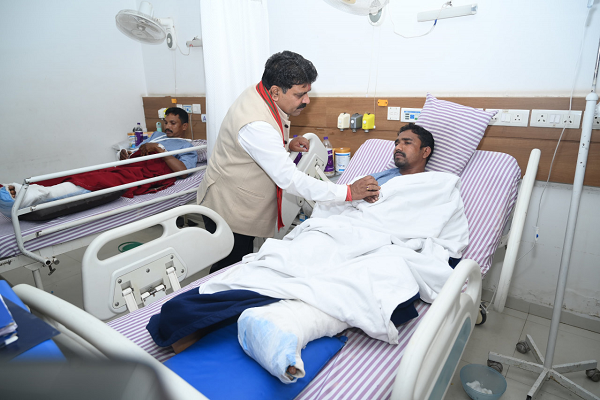 उपमुख्यमंत्री श्री विजय शर्मा ने आईईडी ब्लास्ट में घायल जवानों से अस्पताल में की मुलाकात
