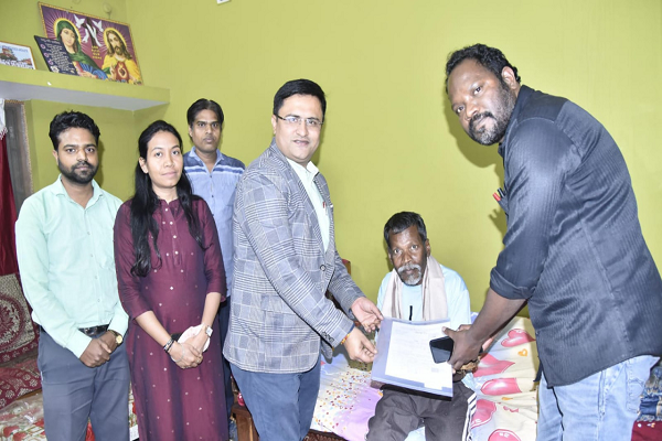 संवेदनशील सुशासन की मिसाल: समारोह में नहीं आ सके सेवानिवृत्त कर्मी, तो प्रशासन स्वयं पहुंचा उनके द्वार