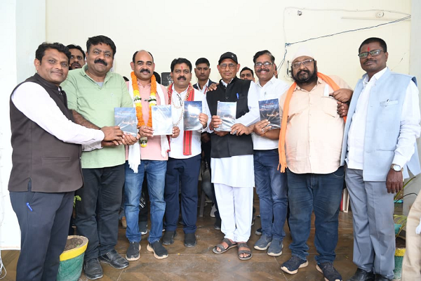 उप मुख्यमंत्री श्री विजय शर्मा ने द स्टोरी ऑफ किंग भोरमदेव 'राजा भोरमदेव की कहानी' पुस्तक का किया विमोचन