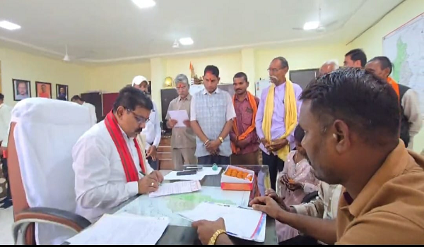 उपमुख्यमंत्री श्री विजय शर्मा ने विधायक कार्यालय में लोगों से की मुलाकात