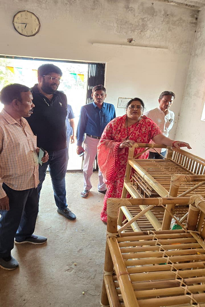 छत्तीसगढ़ हस्तशिल्प विकास बोर्ड की अध्यक्ष शालिनी राजपूत ने डोंगरीगांव, गरियाबंद में संचालित बांस शिल्प परियोजना के अंतर्गत आयोजित प्रशिक्षण कार्यक्रम का शुभारंभ किया। 