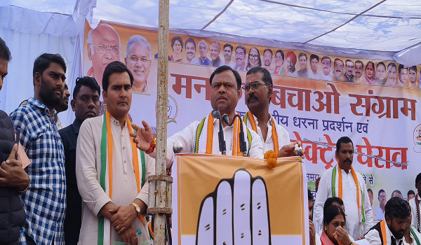 भाजपा की जनविरोधी नीतियों के खिलाफ कांग्रेस का उग्र कलेक्ट्रेट घेराव