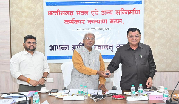 विष्णुदेव सरकार का श्रमिकों को तोहफा - श्रम मंत्री श्री लखन लाल देवांगन और बीओसी अध्यक्ष श्री रामप्रताप सिंह ने बटन दबाकर 9328 श्रमिकों के खाते में 18.23 करोड़ की राशि की अंतरित