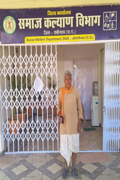  शासन की संवेदनशील पहल से बदली श्री माखन निर्मलकर की दुनिया, श्रवण-यंत्र से लौटी संवाद की क्षमता